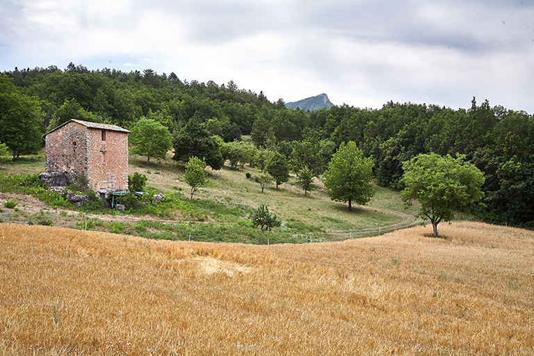 Castellane. Entrepôt agricole multifonctionnel isolé dans le finage, quartier d'Escoulaou.