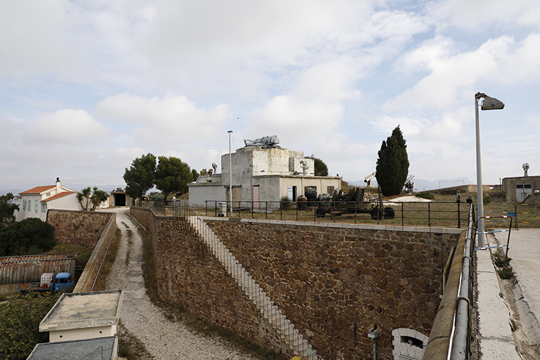 La rampe carrossable montant de la porte au batteries, le revêtement intérieur des terrasses, avec escalier et porte du magasin à poudres; à gauche, maison du gardien de batterie, au centre poste de direction de tir 1953