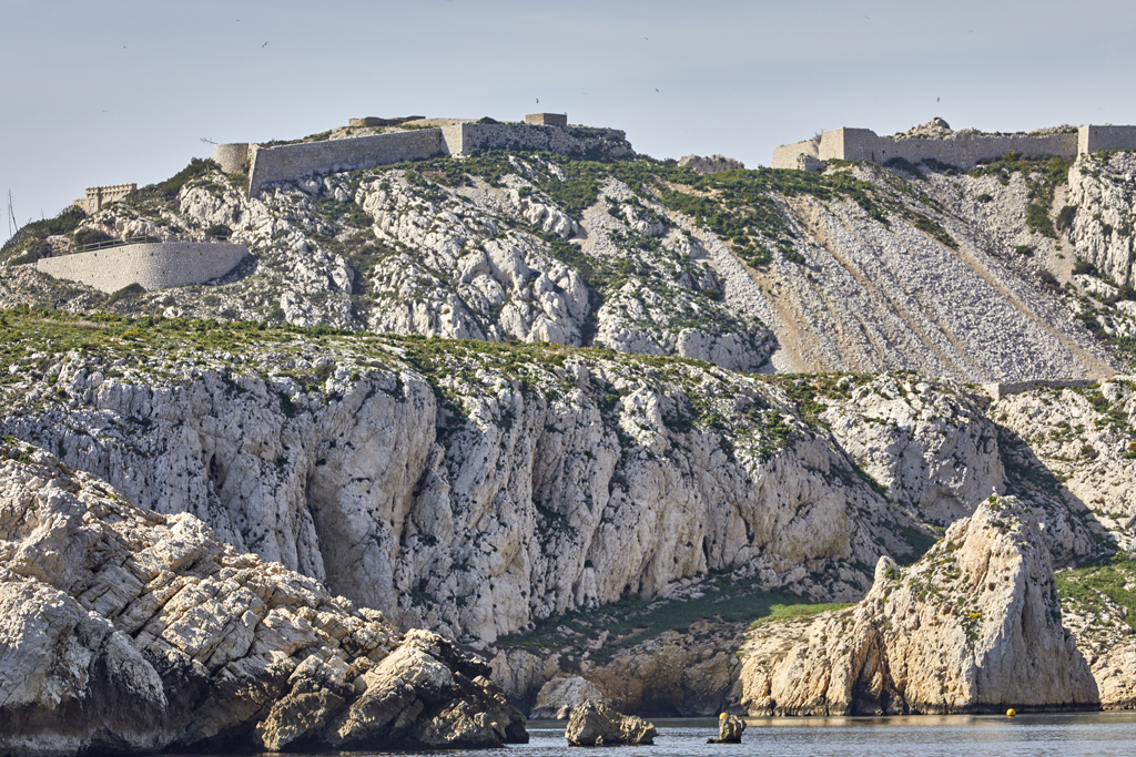 Vue extérieure du front nord des groupes 1 et 2 de la batterie, avec déblais de la Turm IV