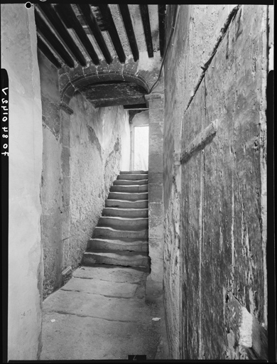 Vestibule et première volée de l'escalier.