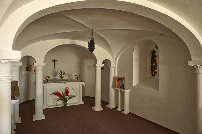 Petite chapelle aménagée dans le soubassement de la villa de la Vierge. 