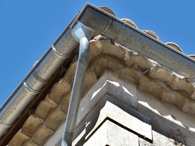 Angle sud-est, passage de la génoise en éventail.