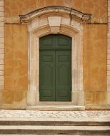 Ensemble de la porte d'entrée : deux vantaux et un tympan de menuiserie