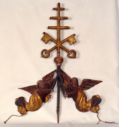 sculpture : Anges supportant une croix