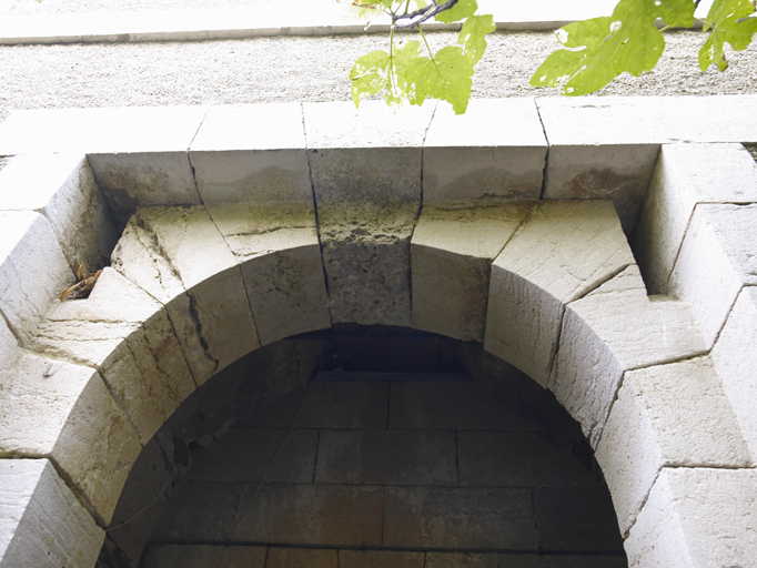 Détail de l'arc de la porte à pont-levis de la tour réduit type 1846 n°2.