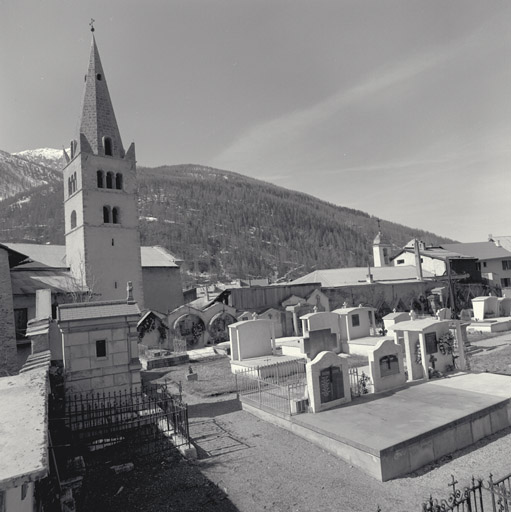 Le clocher, face nord, vue prise du cimetière.