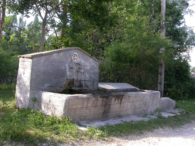 fontaine et lavoir des Nèbles