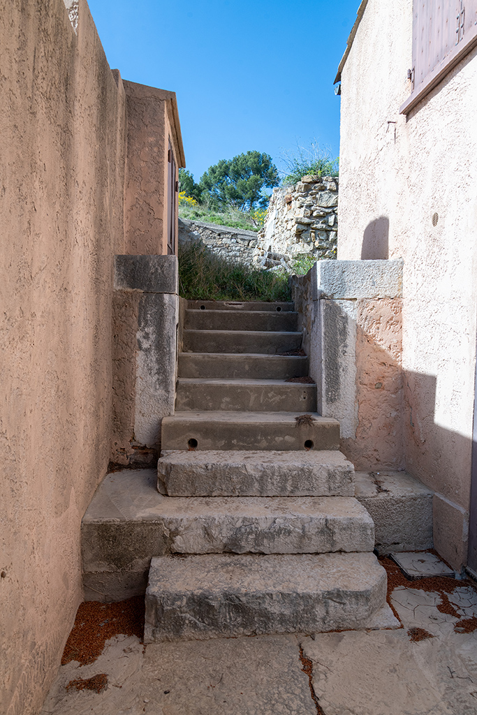 Escalier montant de la plate-forme de la batterie au magasin à poudre