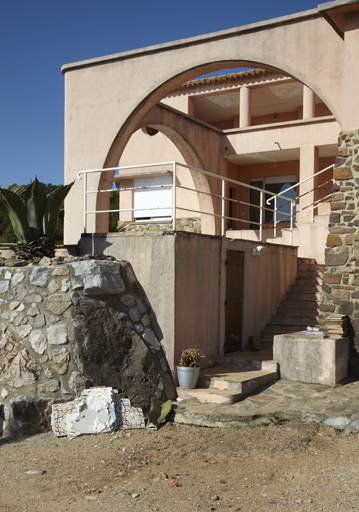 Mur entourant le patio et aile nord-sud.