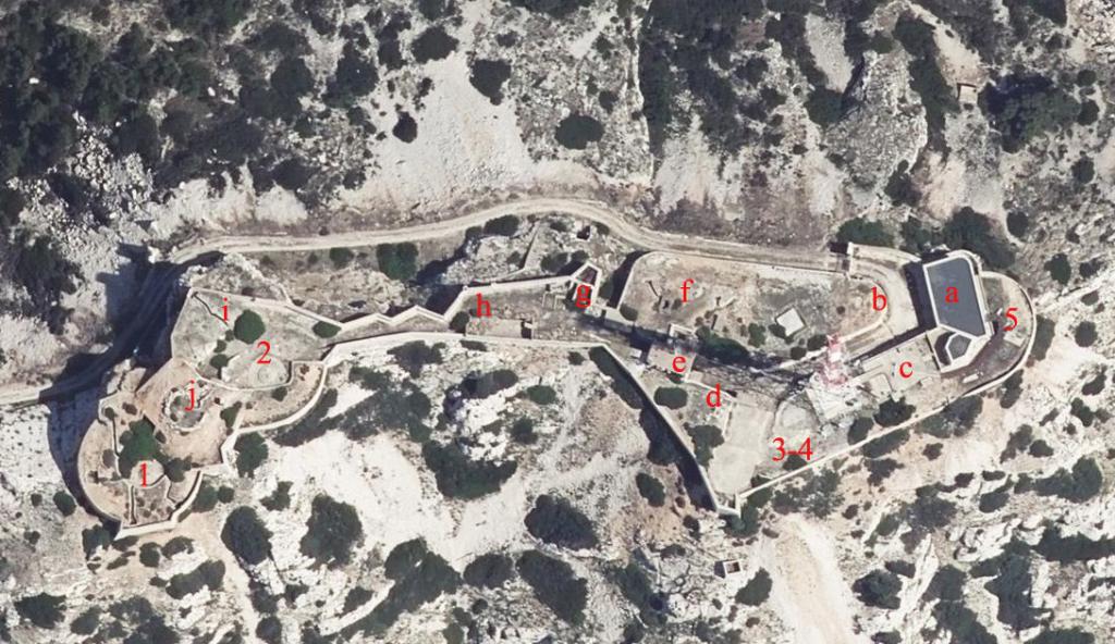 Fort de Pomegues : repérage lettré des sous-ensembles sur fond de vue aérienne verticale.