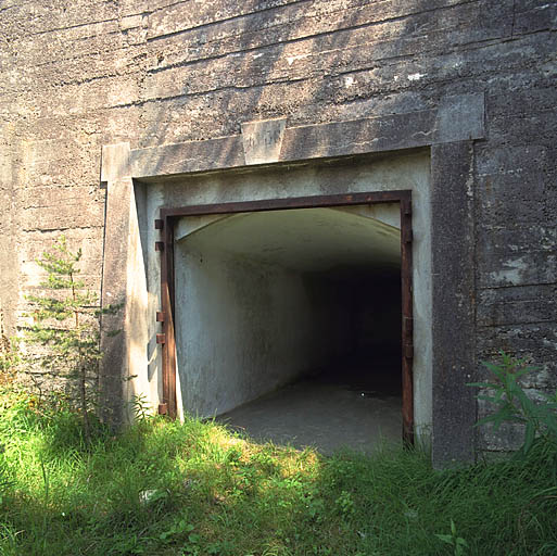 Ouvrage d'artillerie dit batterie Peluna : porte d'accès aux emplacements de tir à barbette des obusiers de 100 avec millésime de 1938.