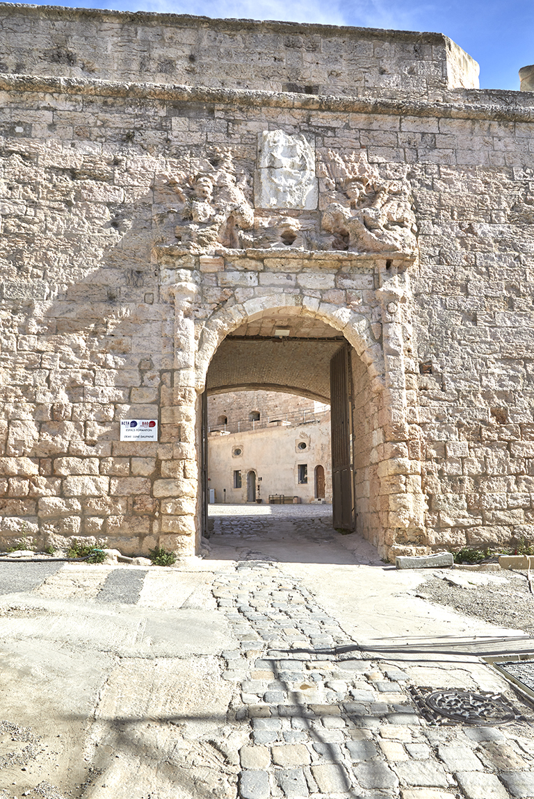 Fort St Nicolas : porte de la demi lune d'entrée du donjon ou Porte Dauphine.