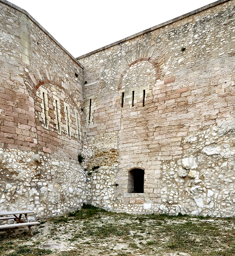 Fort St Nicolas : angle rentrant de la demi lune de Villeroy et de la courtine du front Nord avec créneaux de fusillade.