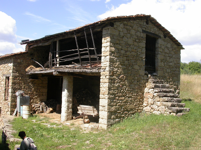 Champ d'Anode, ferme. Hangar-porche de l'étable.