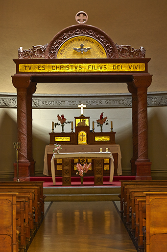 Maître-autel et ciborium (baldaquin d'autel)
