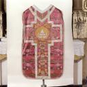 ensemble de vêtements liturgiques : chasuble, étole, manipule, bourse de corporal, voile de calice (ornement rouge)