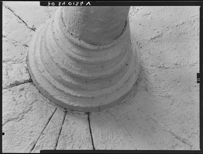 Escalier, chapiteau de la colonne soutenant le plafond de la cage.