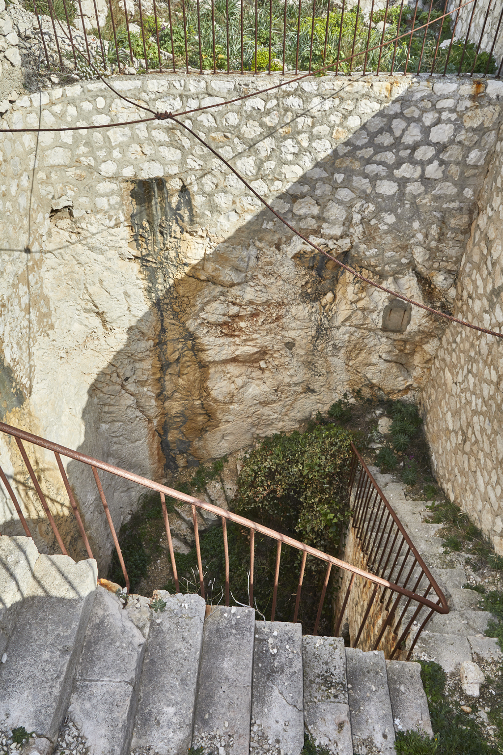 4e groupe (4), front sud, fosse de descente d'escalier (o) desservant le magasin caverne de la batterie française de 1888