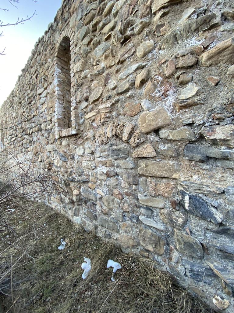 Ancienne porte murée sur le mur sud.