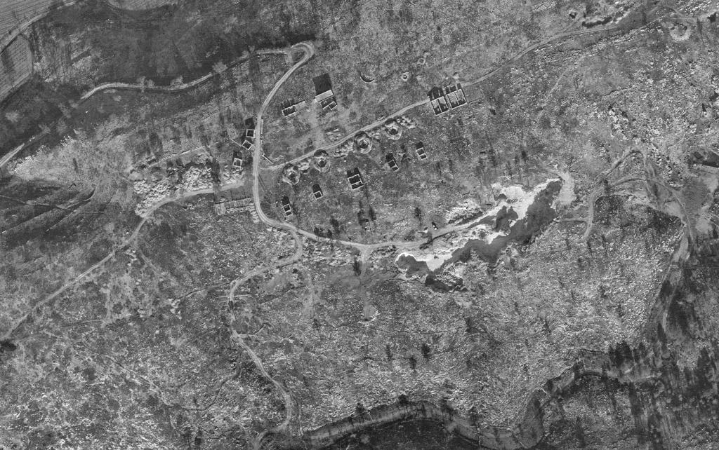 [Vue aérienne verticale de la commune de Septèmes-les-Vallons, secteur du Vallon du Maire], 1960. Détail : la batterie de DCA.