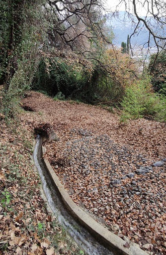 Quartier de la Béou. Canal d'irrigation le long du chemin des Moulins Supérieur. 