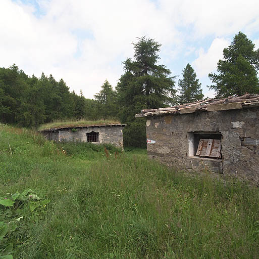 Bâtiment de troupes dit Abri de Sanson : deux petits magasins annexes.