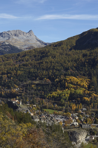 La place forte de Colmars contrôlée par les forts de France (à droite) et de Savoie (à gauche) dans la haute vallée du Verdon.