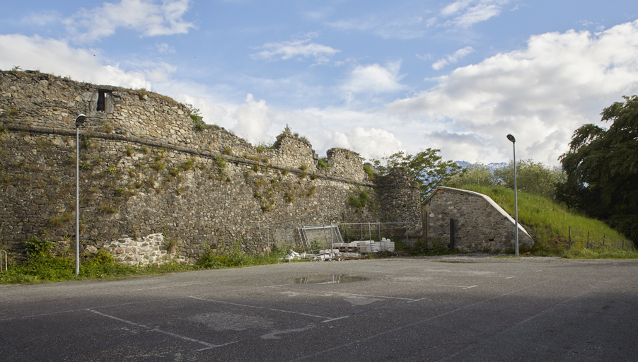 Secteur nord-ouest de l'enceinte, vue extérieure nord/nord-est de la courtine 34-1 et du flanc droit du bastionnet 56, fossé comblé