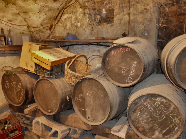 Etage de soubassement, cellier et cuvage. Tonneaux.