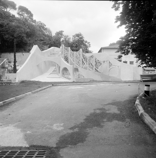 Vue générale du monument érigé en 1986 au pied de la collline Saint-Jacques, face au nouvel hôpital.