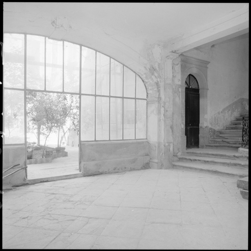 Vestibule, vue partielle vers la cour et la cage d'escalier.