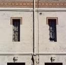 Fig. 53 - Maison, 9 rue Béranger. Type A1 caractère éclectique à tendance traditionnelle. Détail : fenêtres et bandeau en céramique du premier étage.