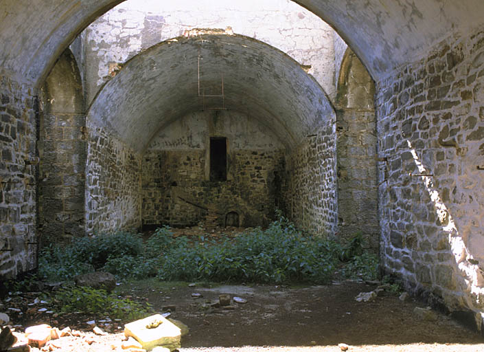 Vue intérieure des casemates prise en travers de la cour centrale. Au fond, porte du poste optique.