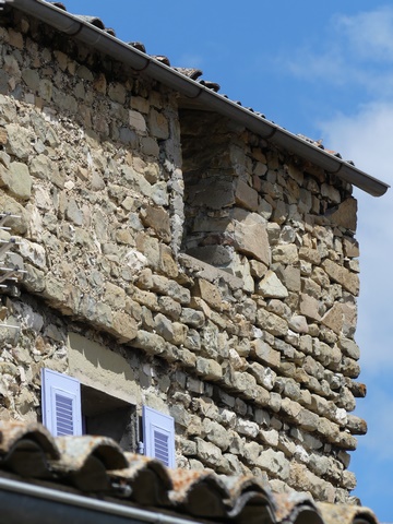 Courtine sud. Parapet du chemin de ronde.
