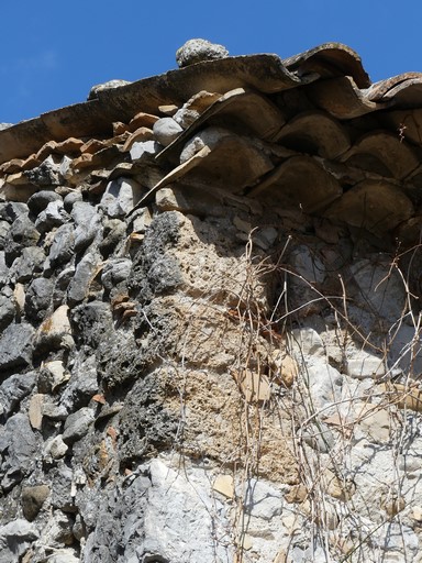 Chaîne d'angle avec blocs de tuf. Ferme au hameau de Saint-Aubert (Ribiers).