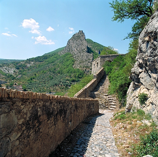 Rampe 26, ouvrage 27. Troisième segment de la rampe et escalier vers l'ouvrage 27.