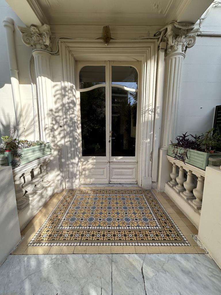 maison de villégiature (villa balnéaire), dite Villa Poulain, puis Le campanile, puis Villa Turquoise, puis hôtel de voyageurs dit des orangers, actuellement immeuble dit Palais les orangers