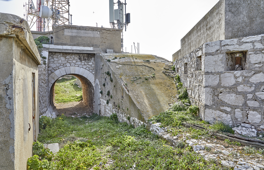 Rue intérieure, débouché ouest du passage voûté vers les batteries ouest et mur parapet crénelé du front sud