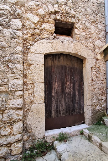 Maison (2023 B 618b). Encadrement de porte agricole couvert d'un arc segmentaire.