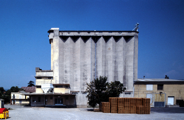 coopérative agricole (coopérative céréalière) et usine de sélection de semences (station de semences) dite Coopérative des silos de la région de Manosque, Coopérative départementale des silos des Basses-Alpes puis Coopérative agricole de céréales de Haute-Provence