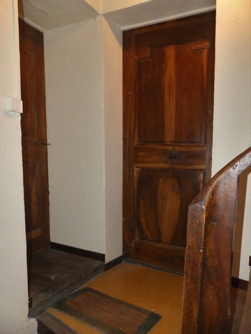 Partie sud. Rez-de-chaussée surélevé, escalier. Palier.