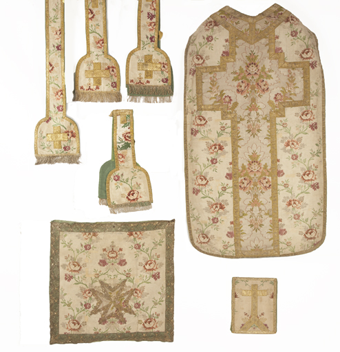 ensemble de vêtements liturgiques : chasuble, voile de calice, étole, trois manipules, bourse de corporal (ornement blanc)