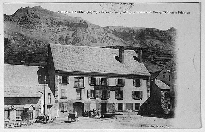 auberge Le Bec de l'Homme, Villar d'Arène (1650 m). Service d'automobiles  et voitures du Bourg d'Oisans à Briançon. [L'auberge au début du XXe  siècle. La porte actuelle du café à droite n'existait