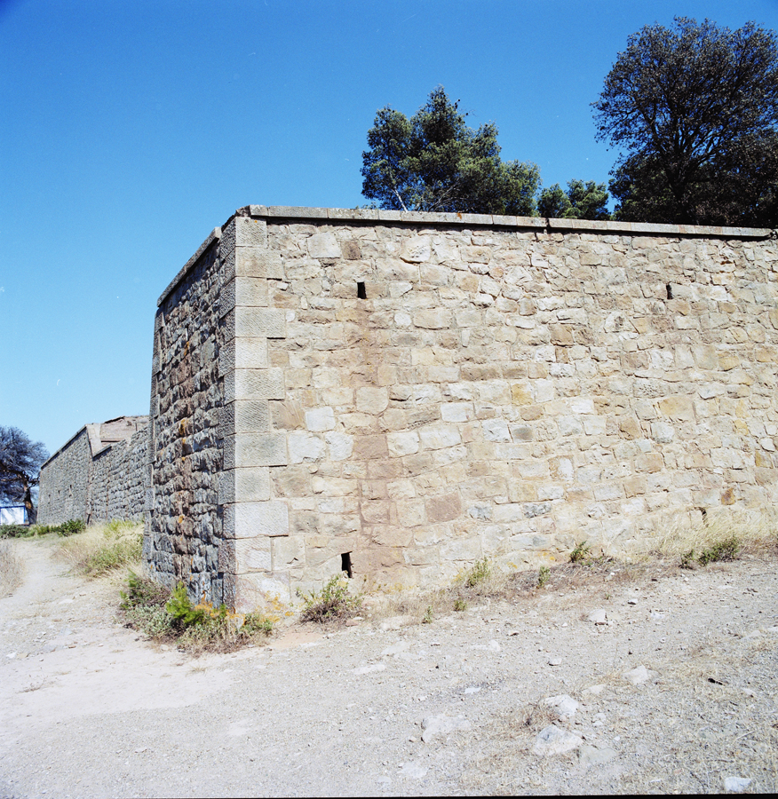 Enceinte : front de gorge, à l'arrière-plan du demi-bastionnet en bout du flanc droit.