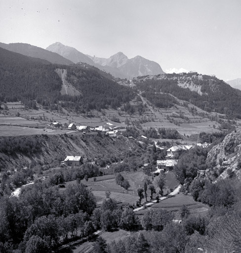 Vue de situation prise de l'ouest.