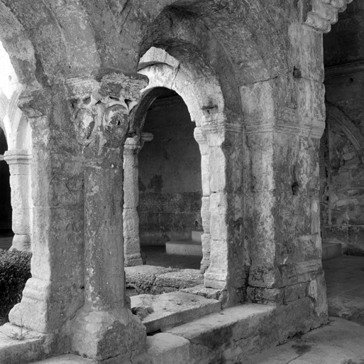 ensemble des chapiteaux du cloître