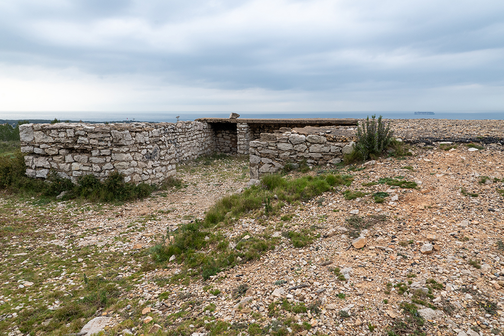 Cuve carrée en pierre du poste d'observation de la batterie antiaérienne