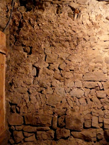 Partie nord. Etage de soubassement, resserre centrale. Mur sud avec assises en opus spicatum.