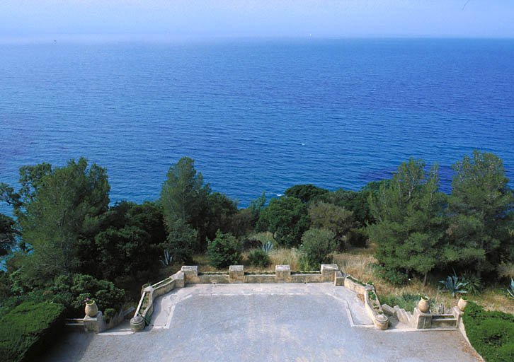 Le parc. Terre-plein au sud de la villa. Vue plongeante prise vers le sud