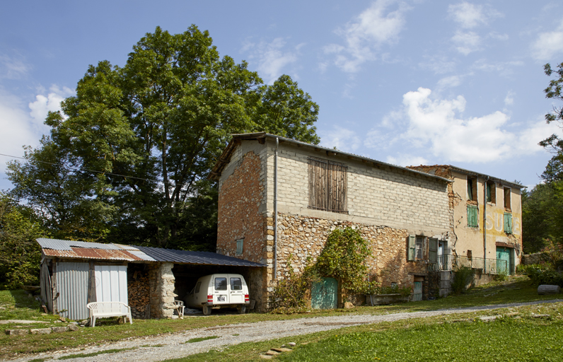 Ferme au Dégoutail (Senez). Exhaussement d'une dépendance avec du parpaing de béton pour augmenter la capacité de stockage en fourrage.